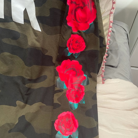 VS PINK floral Camo campus tee - Picture 2 of 3